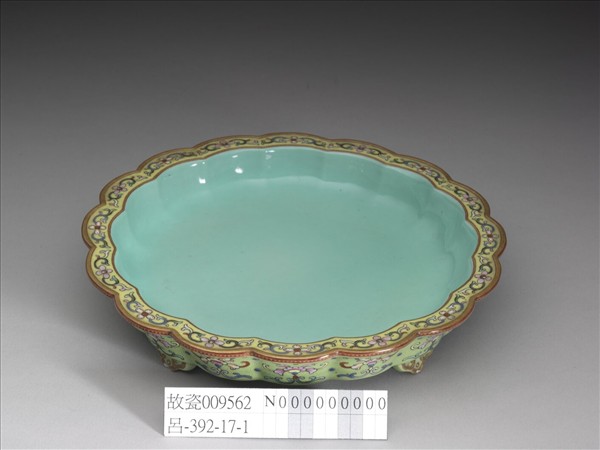 粉彩綠地番蓮紋菊瓣式盆托