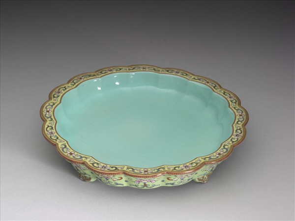 粉彩綠地番蓮紋菊瓣式盆托