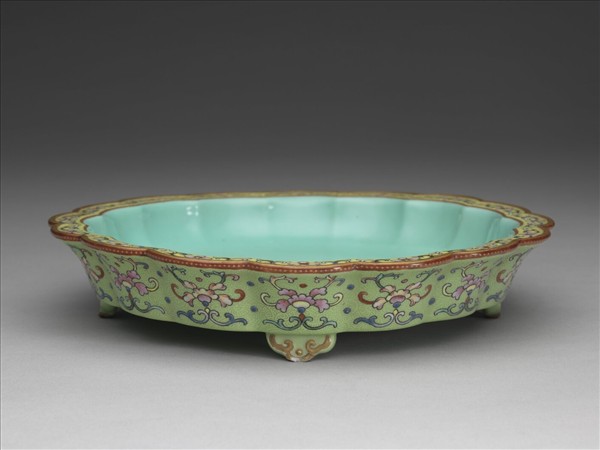 粉彩綠地番蓮紋菊瓣式盆托