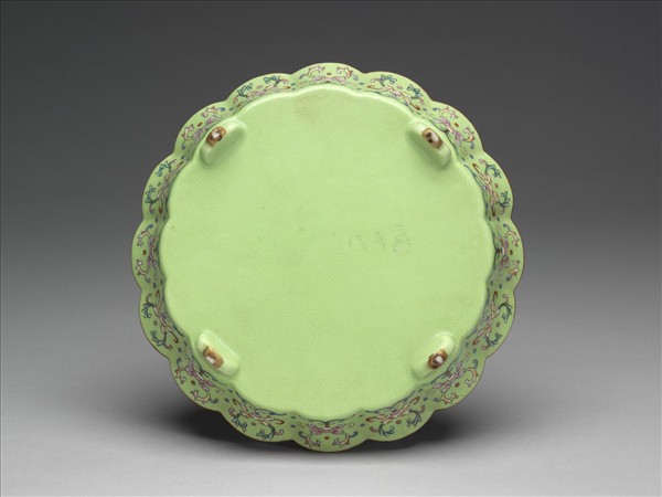 粉彩綠地番蓮紋菊瓣式盆托