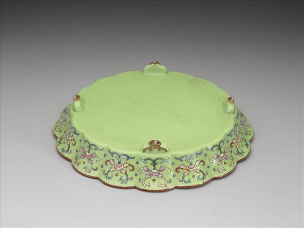 粉彩綠地番蓮紋菊瓣式盆托