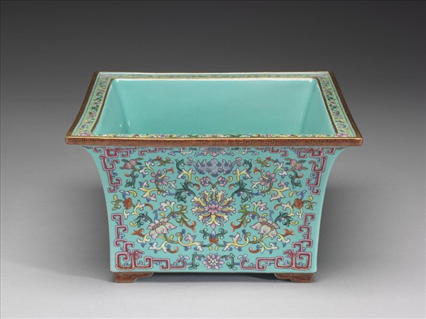 粉彩湖綠地番蓮福壽紋四方花盆