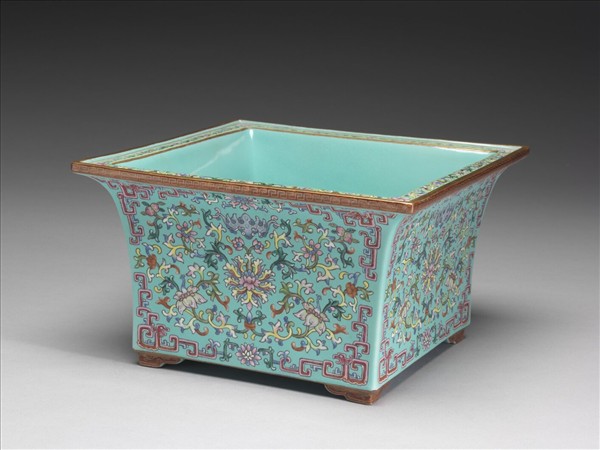 粉彩湖綠地番蓮福壽紋四方花盆