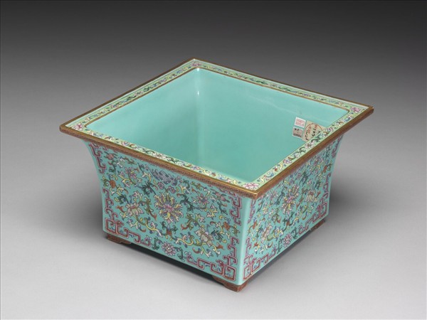 粉彩湖綠地番蓮福壽紋四方花盆