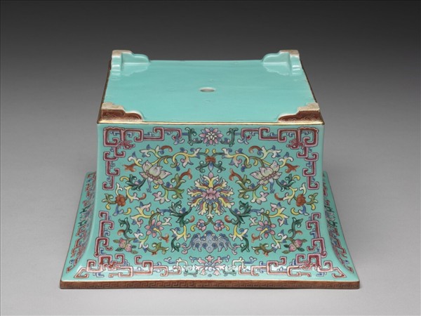 粉彩湖綠地番蓮福壽紋四方花盆