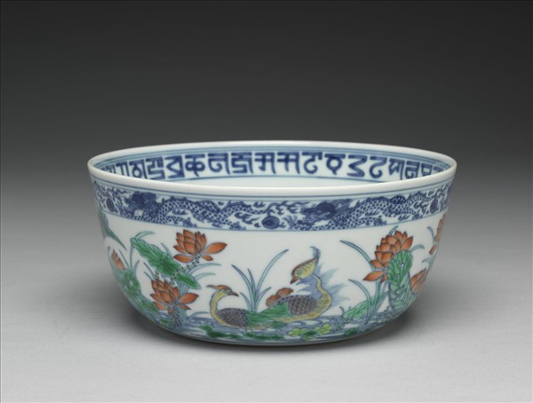 鬥彩蓮塘鴛鴦紋碗
