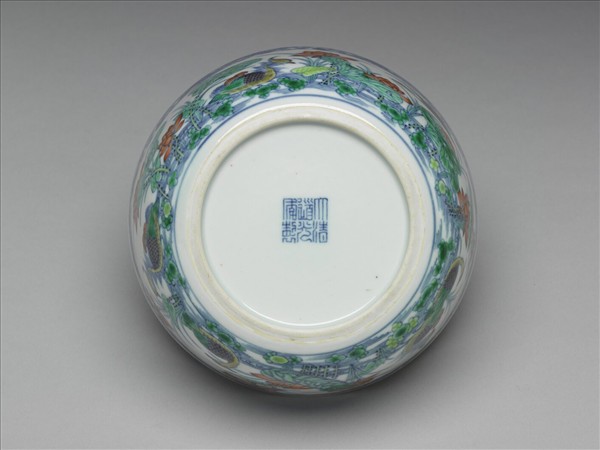 鬥彩蓮塘鴛鴦紋碗