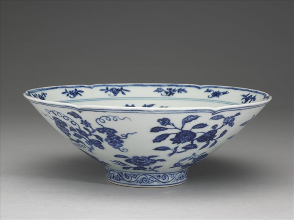 青花花果紋葵口碗