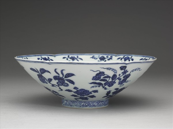 青花花果紋葵口碗