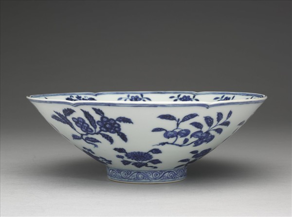 青花花果紋葵口碗