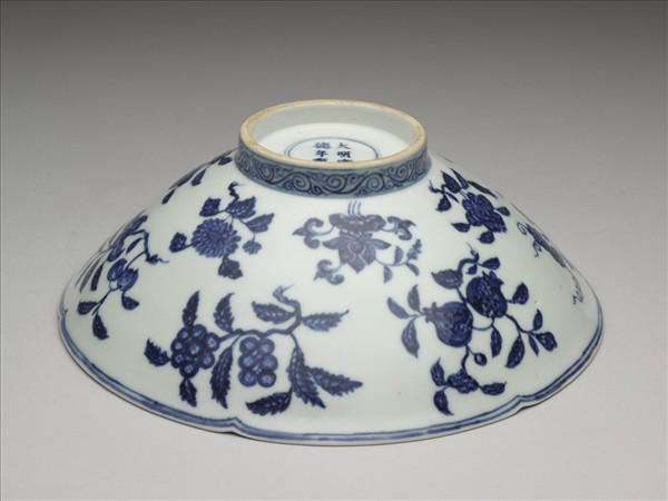 青花花果紋葵口碗