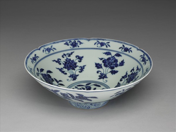 青花花果紋葵口碗