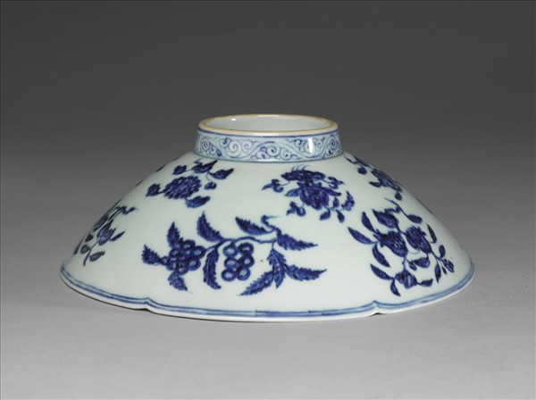 青花花果紋葵口碗