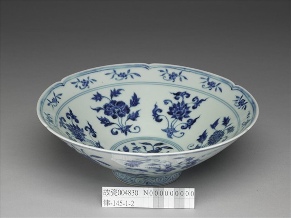 青花花果紋葵口碗