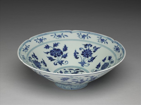 青花花果紋葵口碗