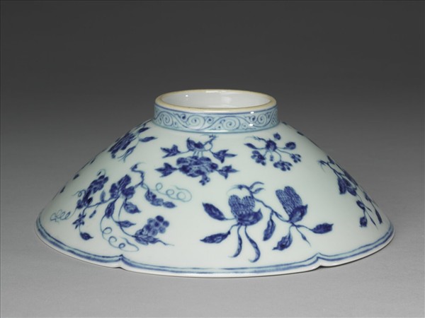 青花花果紋葵口碗