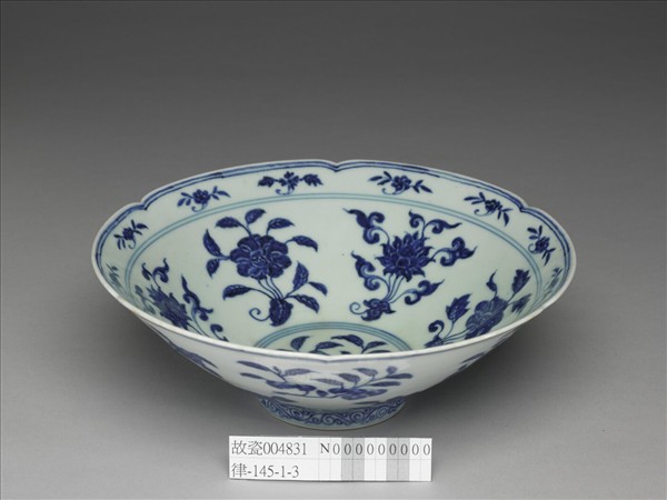 青花花果紋葵口碗