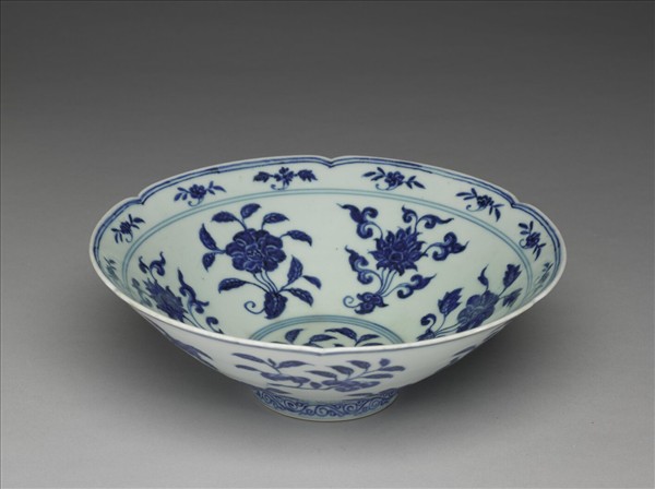 青花花果紋葵口碗