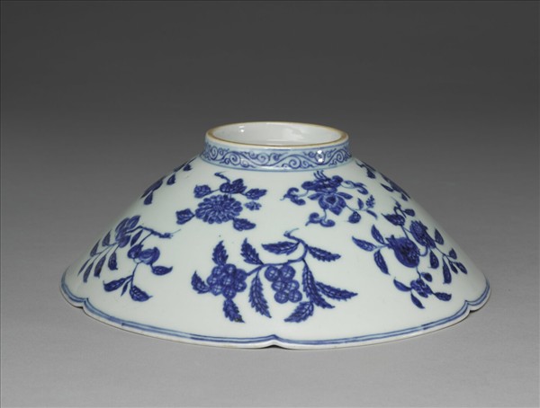 青花花果紋葵口碗