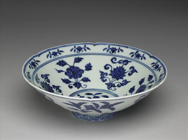 青花花果紋葵口碗