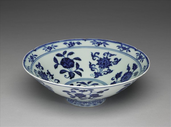 青花花果紋葵口碗