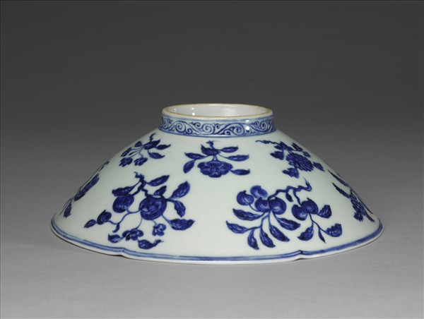 青花花果紋葵口碗