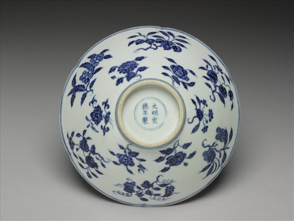 青花花果紋葵口碗