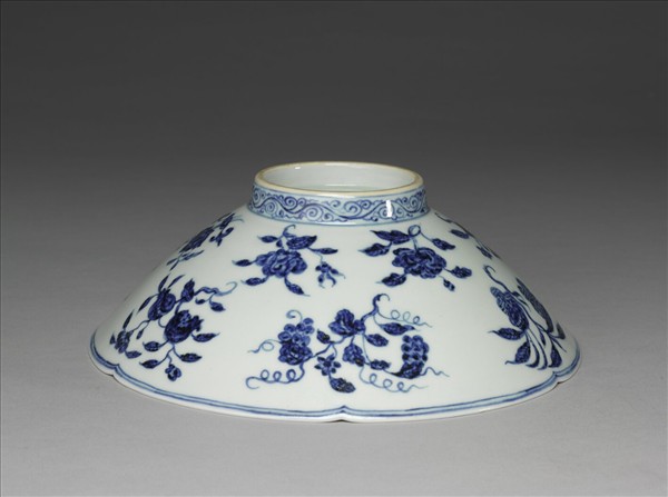 青花花果紋葵口碗