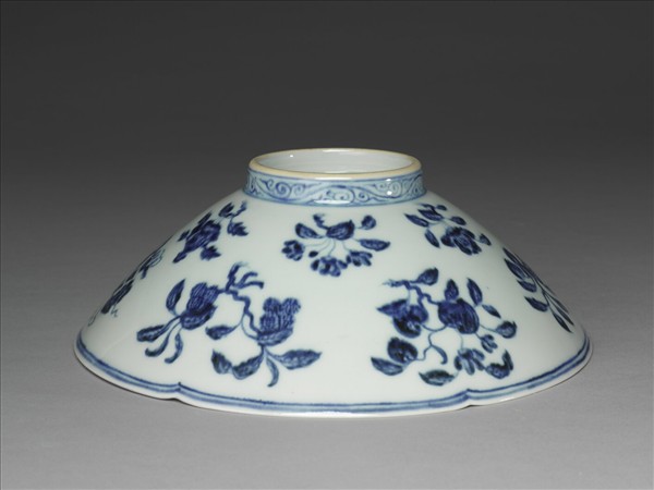 青花花果紋葵口碗