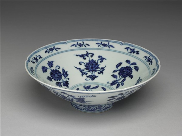 青花花果紋葵口碗