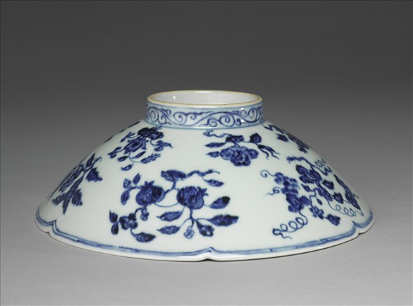 青花花果紋葵口碗