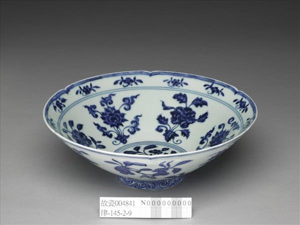 青花花果紋葵口碗