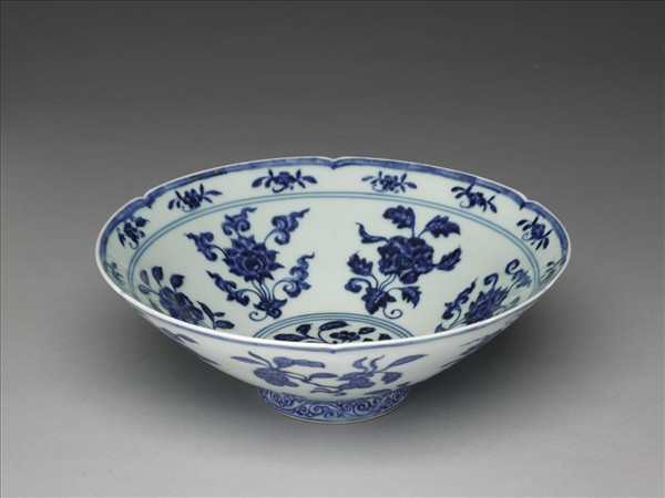 青花花果紋葵口碗