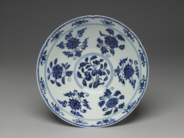 青花花果紋葵口碗