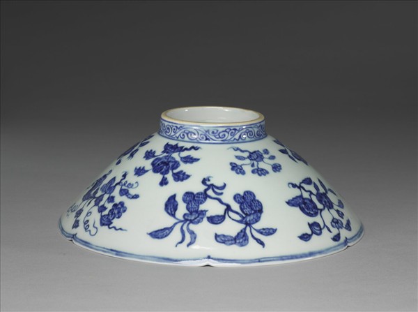 青花花果紋葵口碗