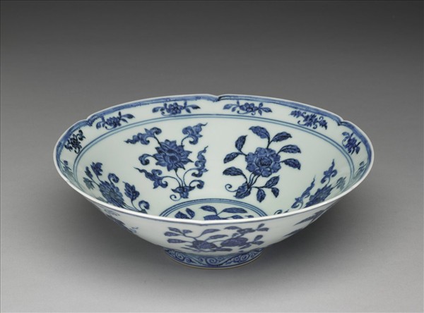 青花花果紋葵口碗