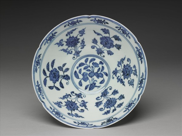 青花花果紋葵口碗