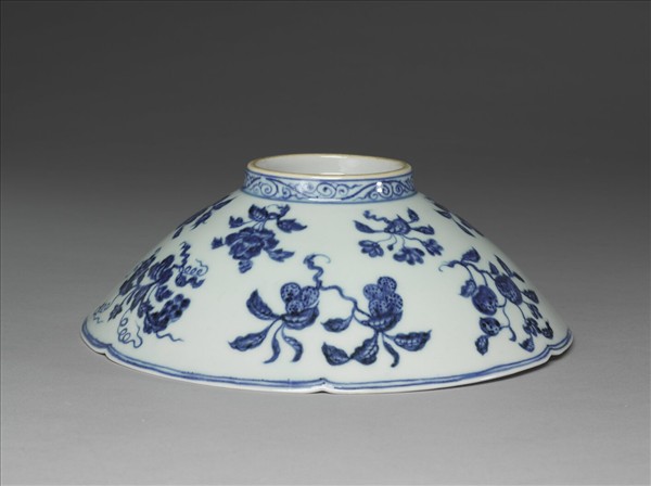 青花花果紋葵口碗