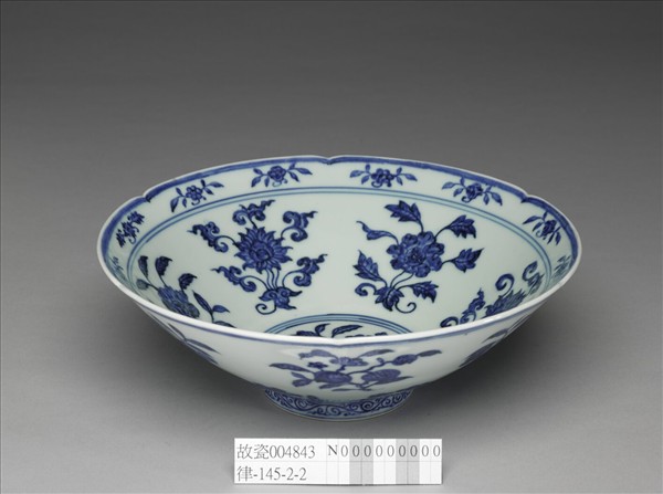 青花花果紋葵口碗