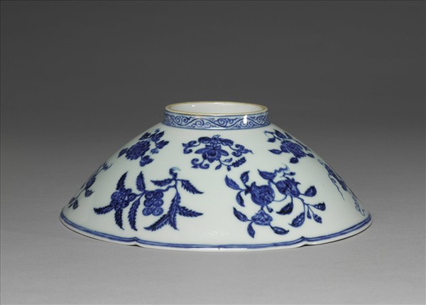 青花花果紋葵口碗