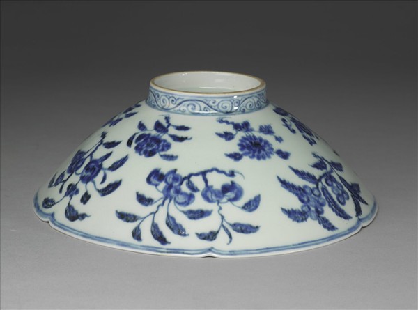 青花花果紋葵口碗