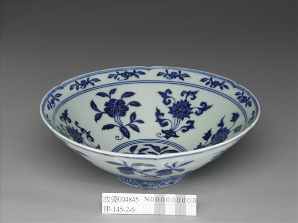 青花花果紋葵口碗