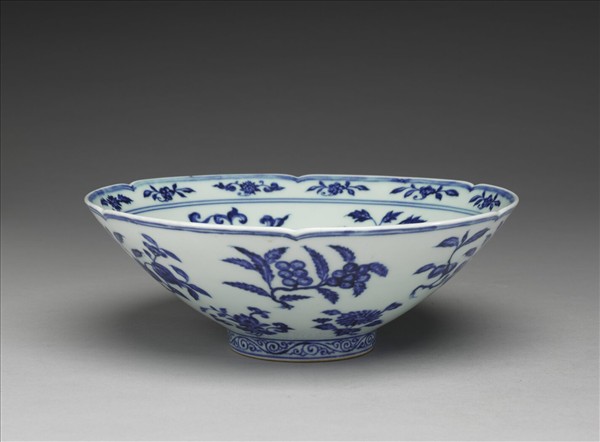 青花花果紋葵口碗