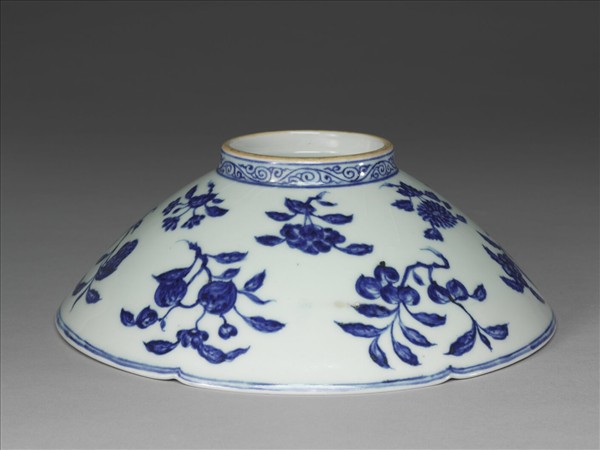 青花花果紋葵口碗