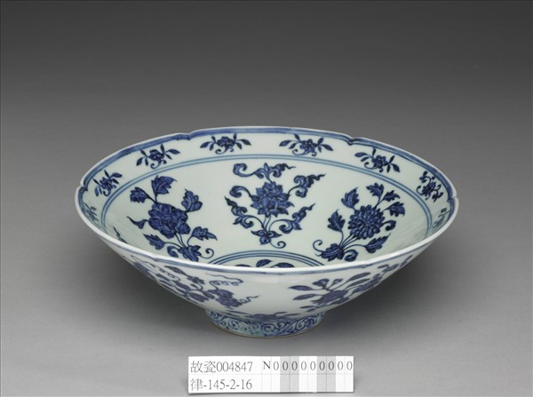 青花花果紋葵口碗