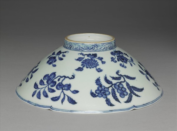 青花花果紋葵口碗