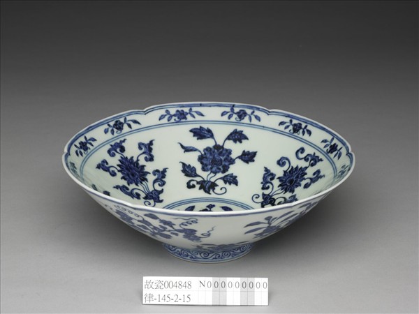 青花花果紋葵口碗