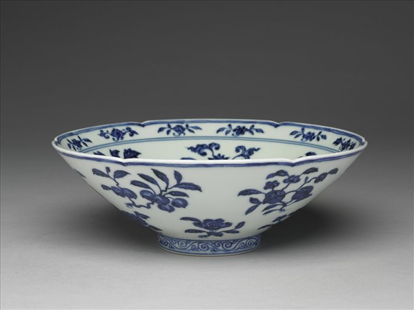 青花花果紋葵口碗