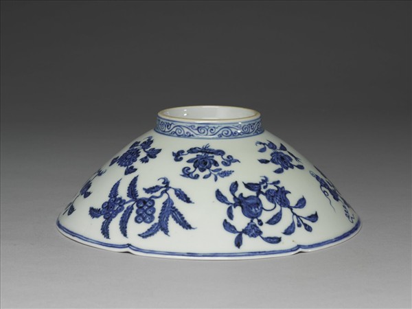 青花花果紋葵口碗