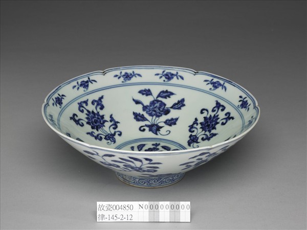 青花花果紋葵口碗